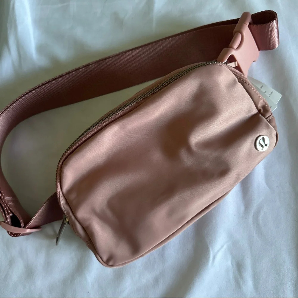 🆕💕 OG 2020 Metal Zipper Lululemon Everywhere Belt Bag - Pink Pastel